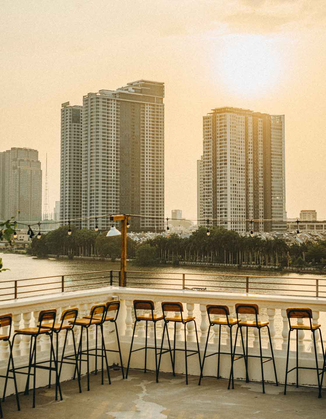 Chạng Vạng Rooftop – Quán cafe có “view” bao trọn tòa nhà Landmark 81, là một trong các địa điểm ngắm pháo hoa ở Bình Thạnh, Q. 1. (Ảnh: 1phutsaigon.vn)