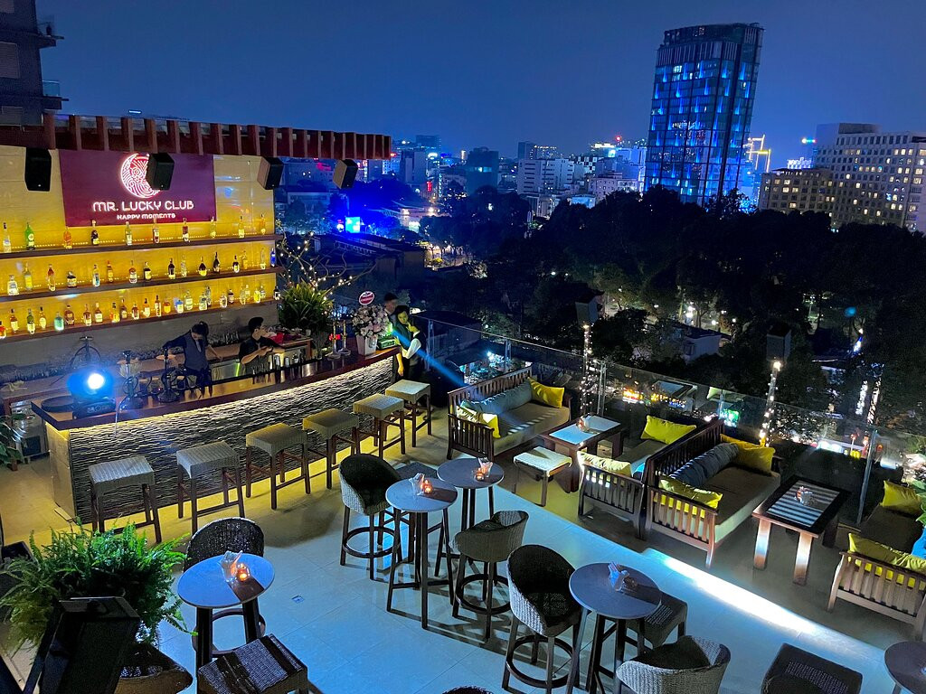 Các quán Lounge (mô hình kết hợp bar và cà phê) trên cao sở hữu “view triệu đô” cũng là điểm ưa thích của bạn trẻ Sài Gòn để ngắm pháo hoa. (Ảnh: Tripadvisor)