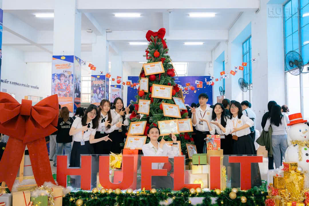 Trường ĐH Ngoại ngữ - Tin học TP. HCM gây ấn tượng với cây thông độc đáo được làm từ các bằng khen, thu hút sự thích thú của đông đảo sinh viên.