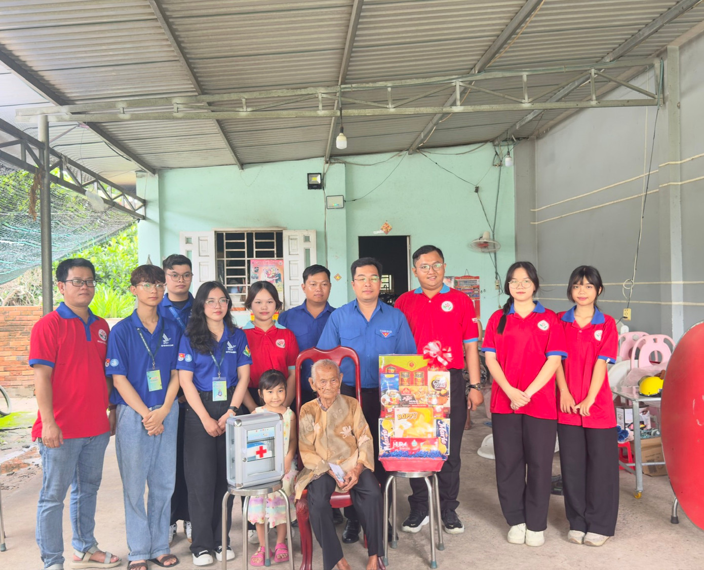 Đoàn tặng quà Mẹ Việt Nam Anh hùng tại huyện Củ Chi. Đoàn tặng quà Mẹ Việt Nam Anh hùng tại huyện Củ Chi.