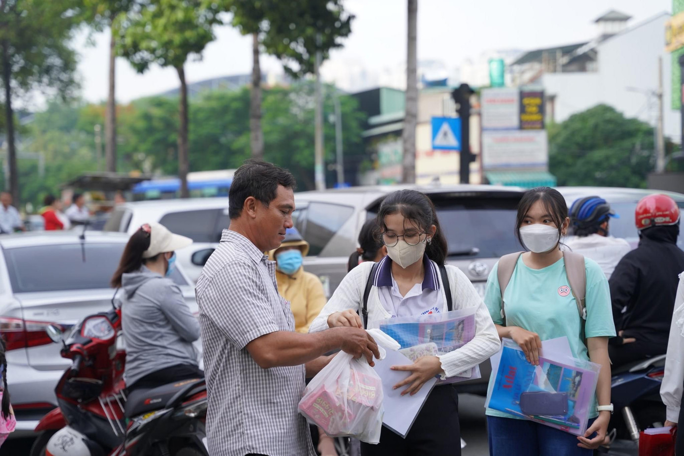 Phụ huynh chuẩn bị chu đáo cho con trước khi vào khu vực thi. (Ảnh: ĐHQG TP. HCM)