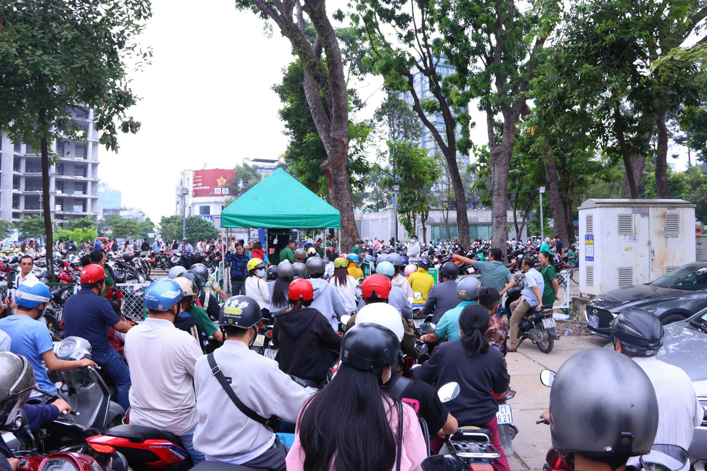 Mới sáng sớm ngày 22/12, hàng dài người đổ dồn về nhà Ga Bến Thành (Q. 1) khiến các nhà xe quanh ga bị quá tải.