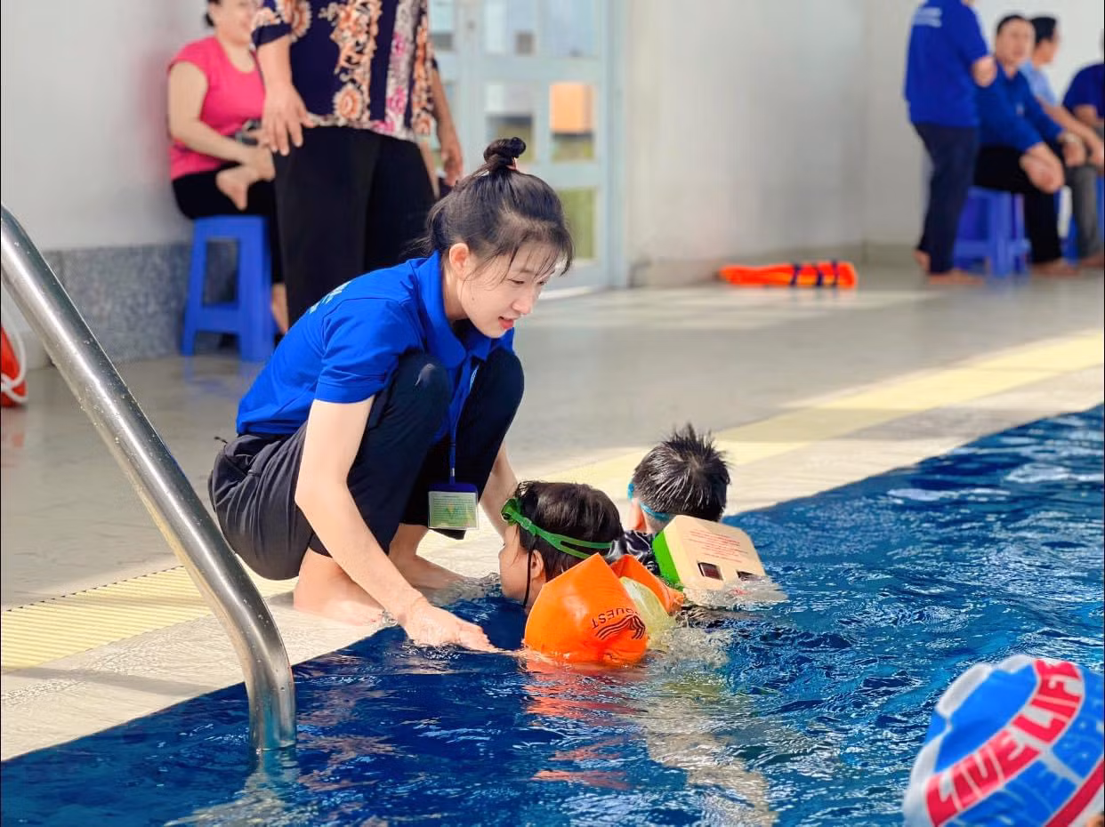 Kim Hậu dành nhiều thời gian cho các hoạt động tình nguyện, với mong muốn cống hiến hết mình. (Ảnh: NVCC)