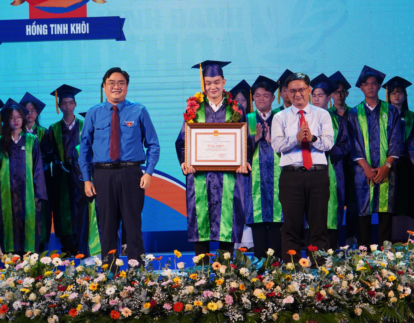 Ông Nguyễn Mạnh Cường - Trưởng ban Dân vận Thành ủy TP. HCM (phải) và anh Ngô Minh Hải - Bí thư Thành Đoàn TP. HCM, Chủ tịch Hội LHTN TP. HCM trao Bằng khen cho thủ khoa được vinh danh.