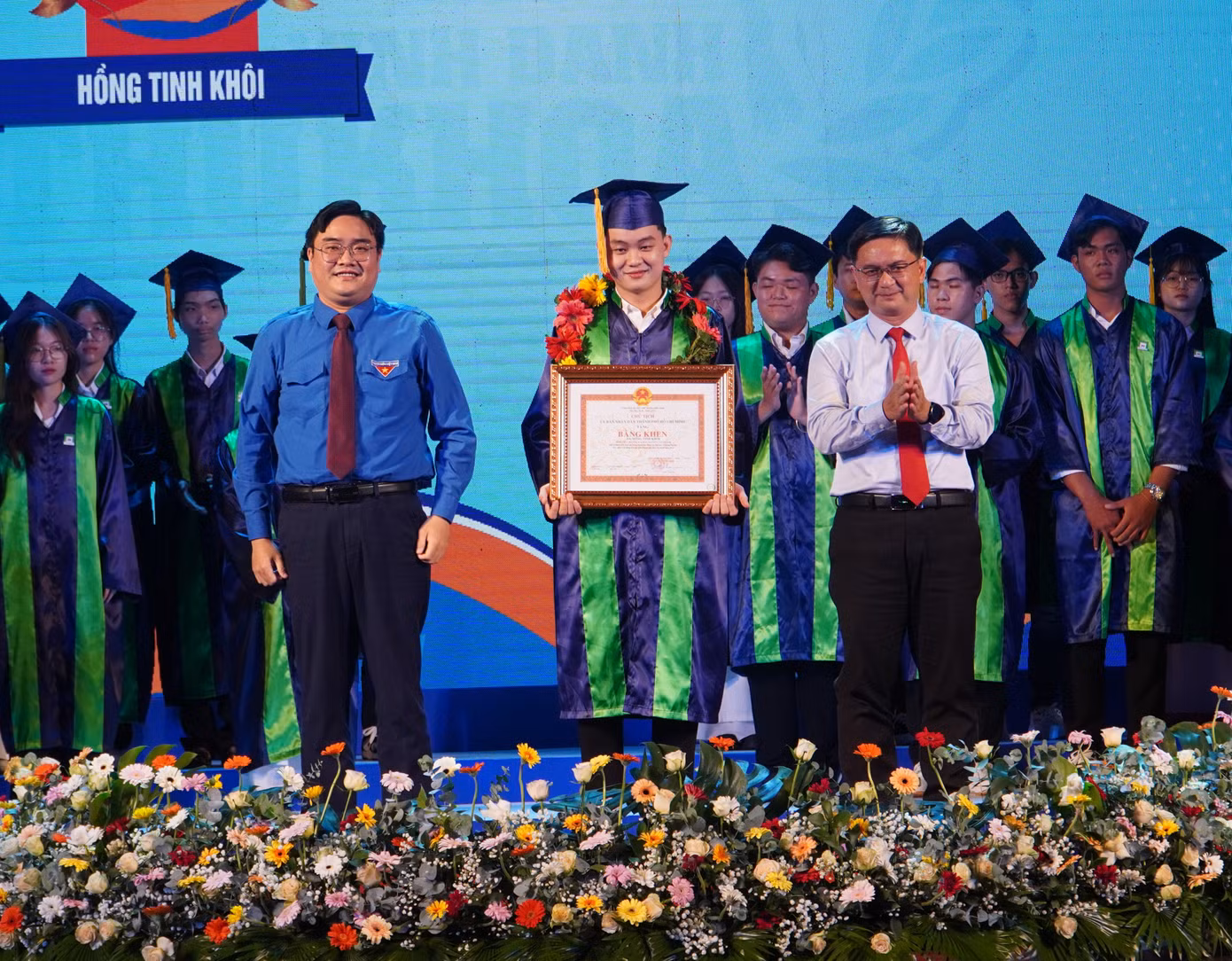 Ông Nguyễn Mạnh Cường - Trưởng ban Dân vận Thành ủy TP. HCM (phải) và anh Ngô Minh Hải - Bí thư Thành Đoàn TP. HCM, Chủ tịch Hội LHTN TP. HCM trao Bằng khen cho thủ khoa được vinh danh.