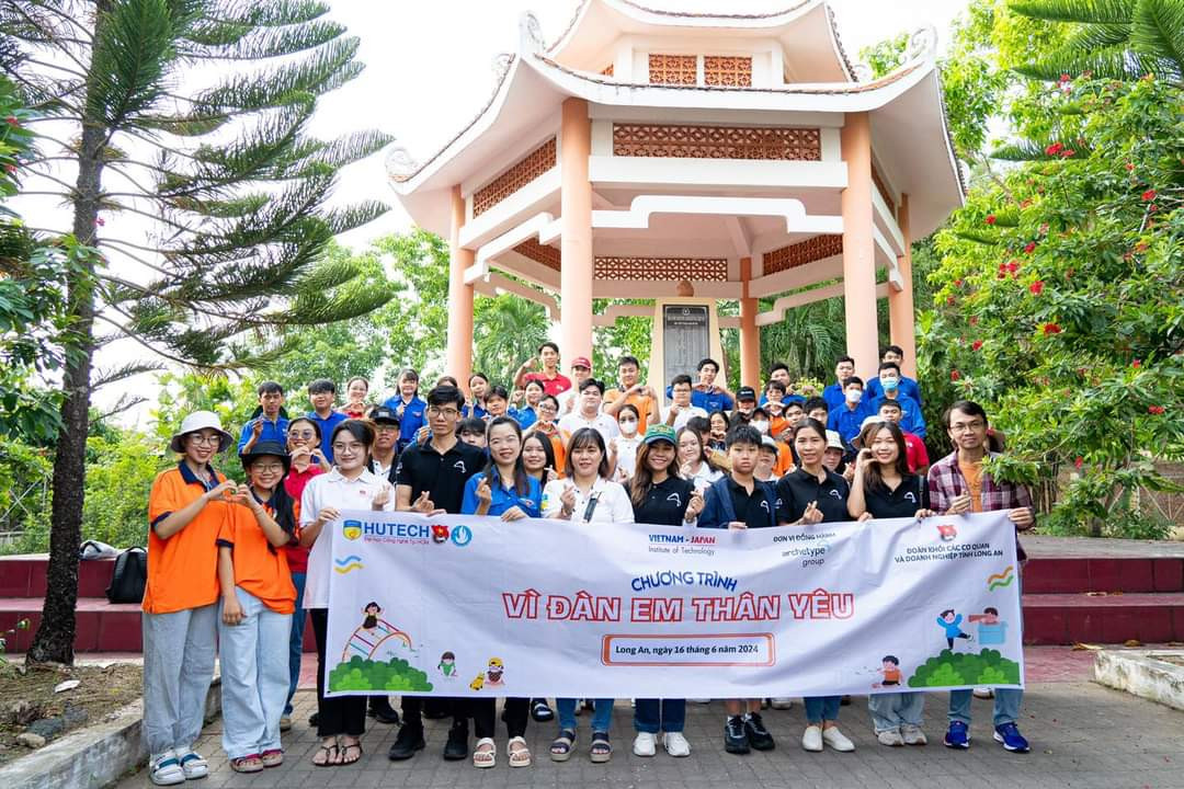 Chương trình 'Vì đàn em thân yêu', với sự tham gia của hơn 45 bạn tình nguyện viên, trao tặng những phần quà gồm nhu yếu phẩm, hiện kim cho các em học sinh và hộ gia đình khó khăn.