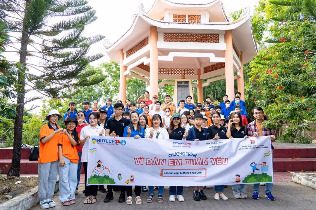 Chương trình 'Vì đàn em thân yêu', với sự tham gia của hơn 45 bạn tình nguyện viên, trao tặng những phần quà gồm nhu yếu phẩm, hiện kim cho các em học sinh và hộ gia đình khó khăn.