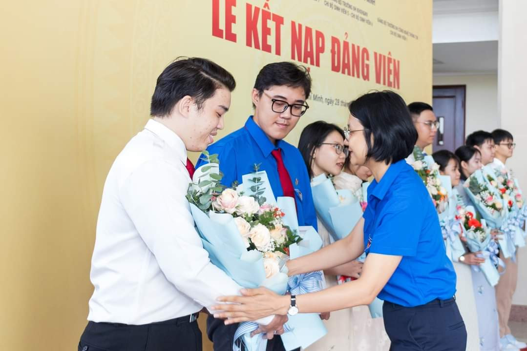 9 quần chúng ưu tú được kết nạp đảng trong Ngày hội. (Ảnh: TLTĐ) 9 quần chúng ưu tú được kết nạp đảng trong Ngày hội. (Ảnh: TLTĐ)