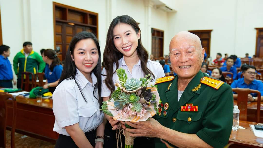 Đại biểu chụp hình cùng Đại tá Trần Thịnh Tần - Trưởng Ban Liên lạc chiến sĩ Điện Biên Phủ tại TP. HCM, nguyên Cục trưởng Cục Quân nhu, Tổng cục Hậu cần, Quân đội nhân dân Việt Nam. Đại biểu chụp hình cùng Đại tá Trần Thịnh Tần - Trưởng Ban Liên lạc chiến sĩ Điện Biên Phủ tại TP. HCM, nguyên Cục trưởng Cục Quân nhu, Tổng cục Hậu cần, Quân đội nhân dân Việt Nam.