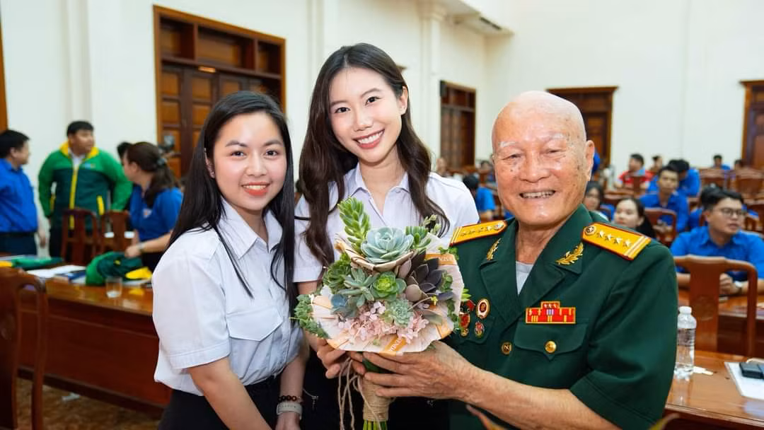 Đại biểu chụp hình cùng Đại tá Trần Thịnh Tần - Trưởng Ban Liên lạc chiến sĩ Điện Biên Phủ tại TP. HCM, nguyên Cục trưởng Cục Quân nhu, Tổng cục Hậu cần, Quân đội nhân dân Việt Nam.