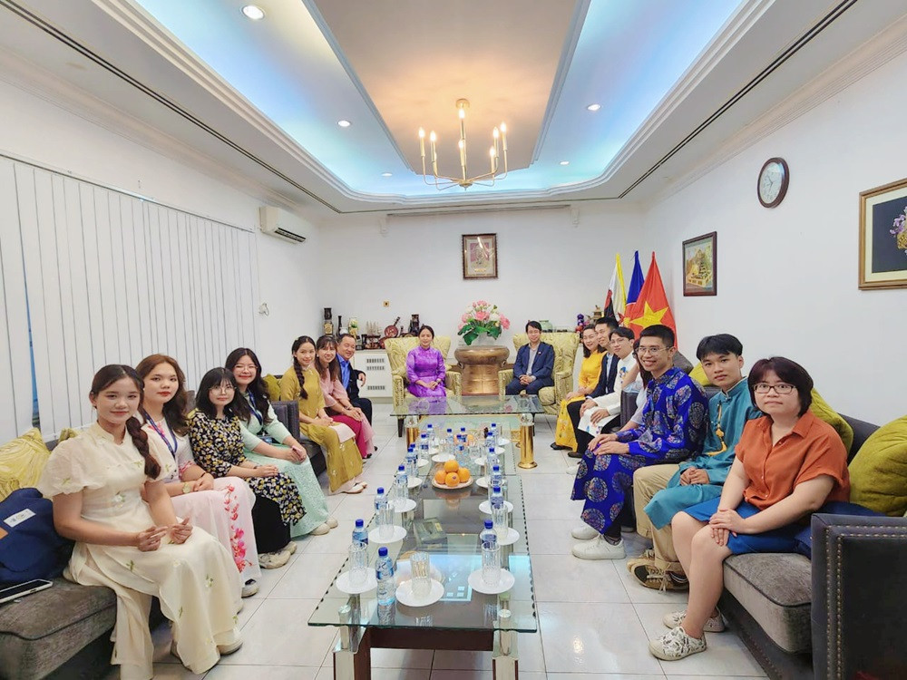 Đoàn đại biểu Việt Nam thăm Đại sứ quán Việt Nam tại Brunei. (Ảnh: ĐHQG TP. HCM)