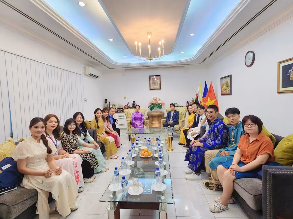 Đoàn đại biểu Việt Nam thăm Đại sứ quán Việt Nam tại Brunei. (Ảnh: ĐHQG TP. HCM)
