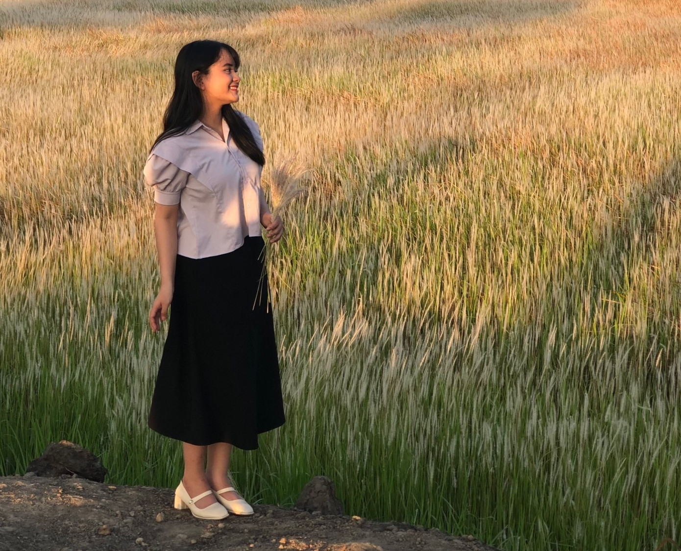 Các bạn trẻ ghi lại cho mình những khoảnh khắc ấn tượng cùng hoa cỏ lau. Các bạn trẻ ghi lại cho mình những khoảnh khắc ấn tượng cùng hoa cỏ lau.