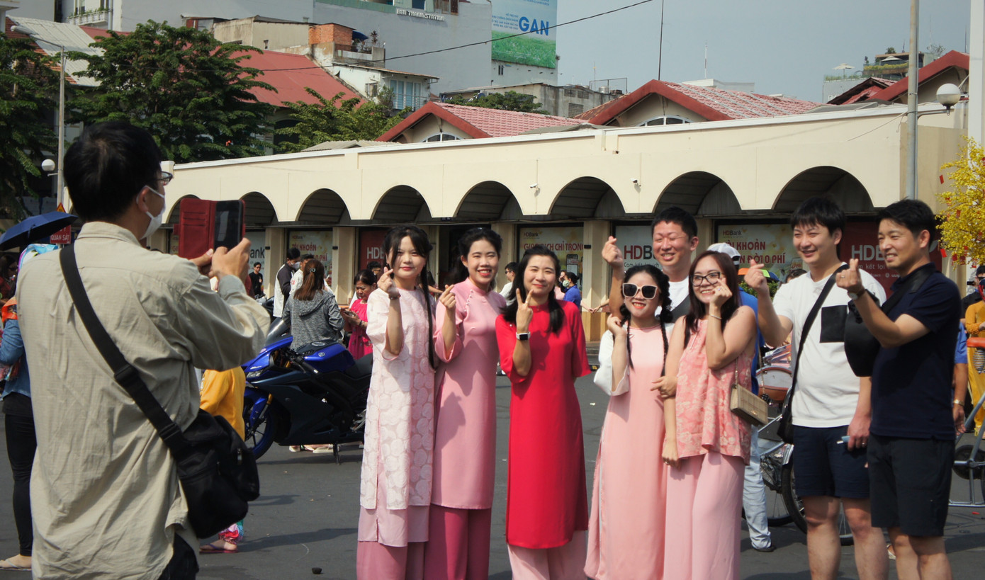 Nhiều bạn trẻ nước ngoài cùng mặc áo dài đi chơi Xuân. Nhiều bạn trẻ nước ngoài cùng mặc áo dài đi chơi Xuân.