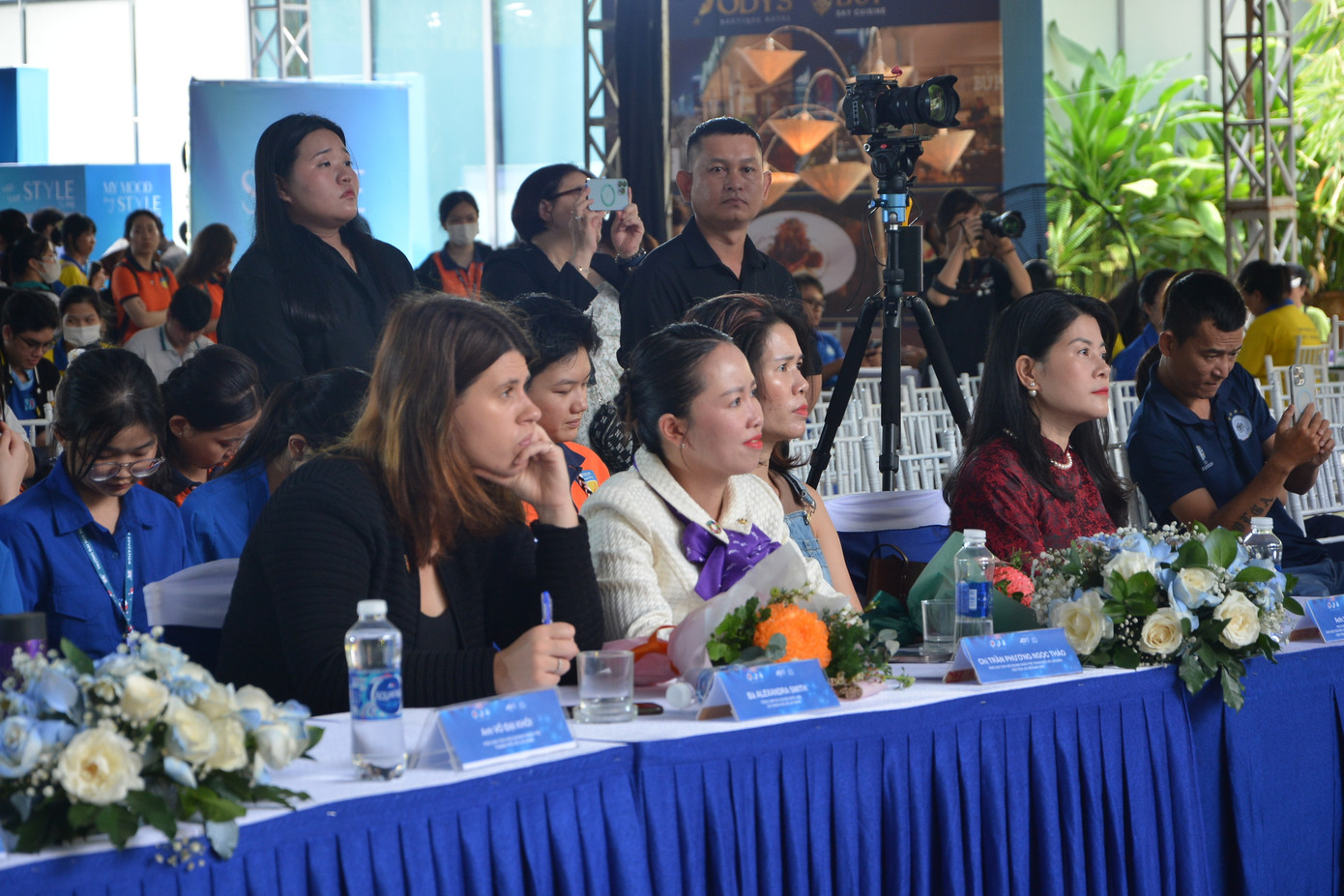 Thành viên Ban giám khảo đánh giá cao phần thể hiện của các bạn thí sinh.