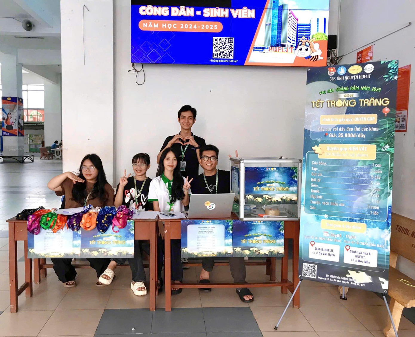 Chiếc bàn trực nhận những món quà quyên góp của CLB Tình nguyện HUFLIT - HVC. Chiếc bàn trực nhận những món quà quyên góp của CLB Tình nguyện HUFLIT - HVC.