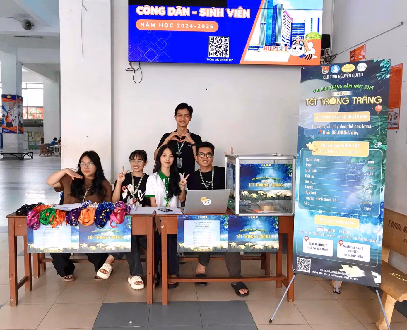 Chiếc bàn trực nhận những món quà quyên góp của CLB Tình nguyện HUFLIT - HVC. Chiếc bàn trực nhận những món quà quyên góp của CLB Tình nguyện HUFLIT - HVC.