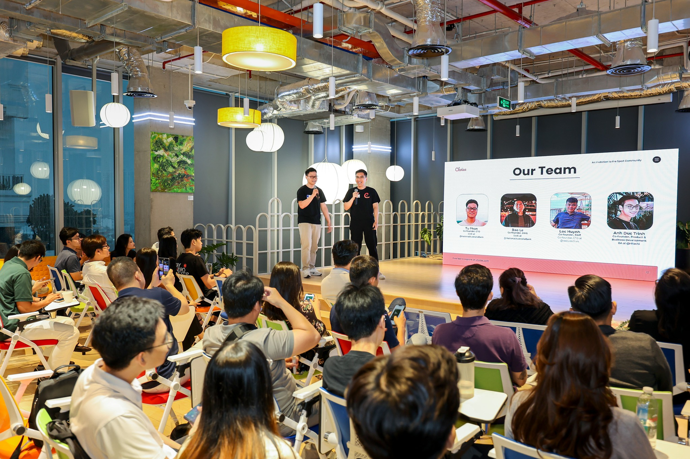 Team sáng lập Choiee đang giới thiệu sản phẩm tại vườn ươm sáng tạo công nghệ UpYouth, ngày 7/9/2024.