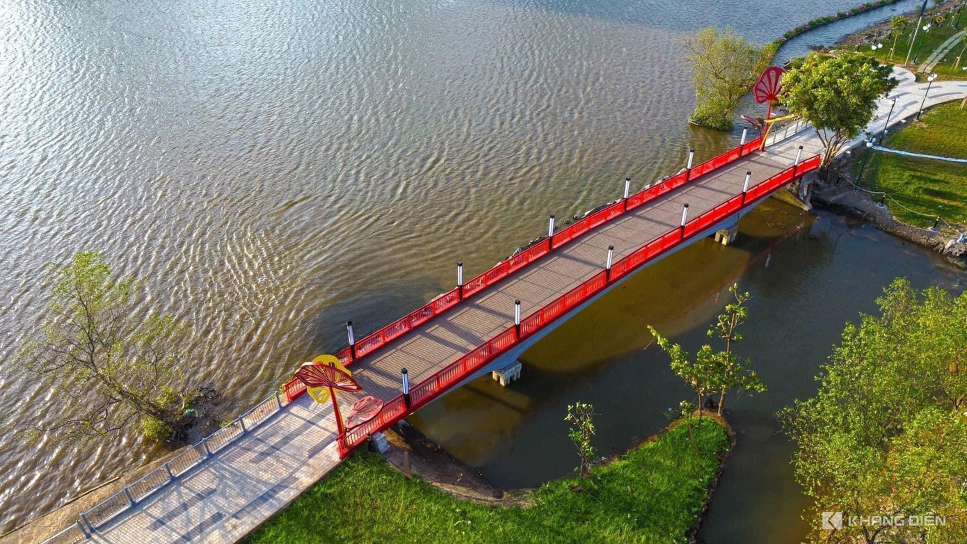 Nằm gần cuối khu vực Công viên bờ sông Sài Gòn, gần hầm Thủ Thiêm, cầu Ông Cậy đã được &quot;thay áo mới&quot; với điểm nhấn là những biểu tượng hình lá sen. Cây cầu này trước đây từng xuống cấp nghiêm trọng, được cơ quan chức năng rào chắn, nghiêm cấm người dân đi qua. Hiện cầu mới đã thành hình, được sơn màu đỏ nổi bật. Cầu tình yêu nhìn từ trên cao xuống với vẻ đẹp quyến rũ bên cạnh bờ sông Sài Gòn.