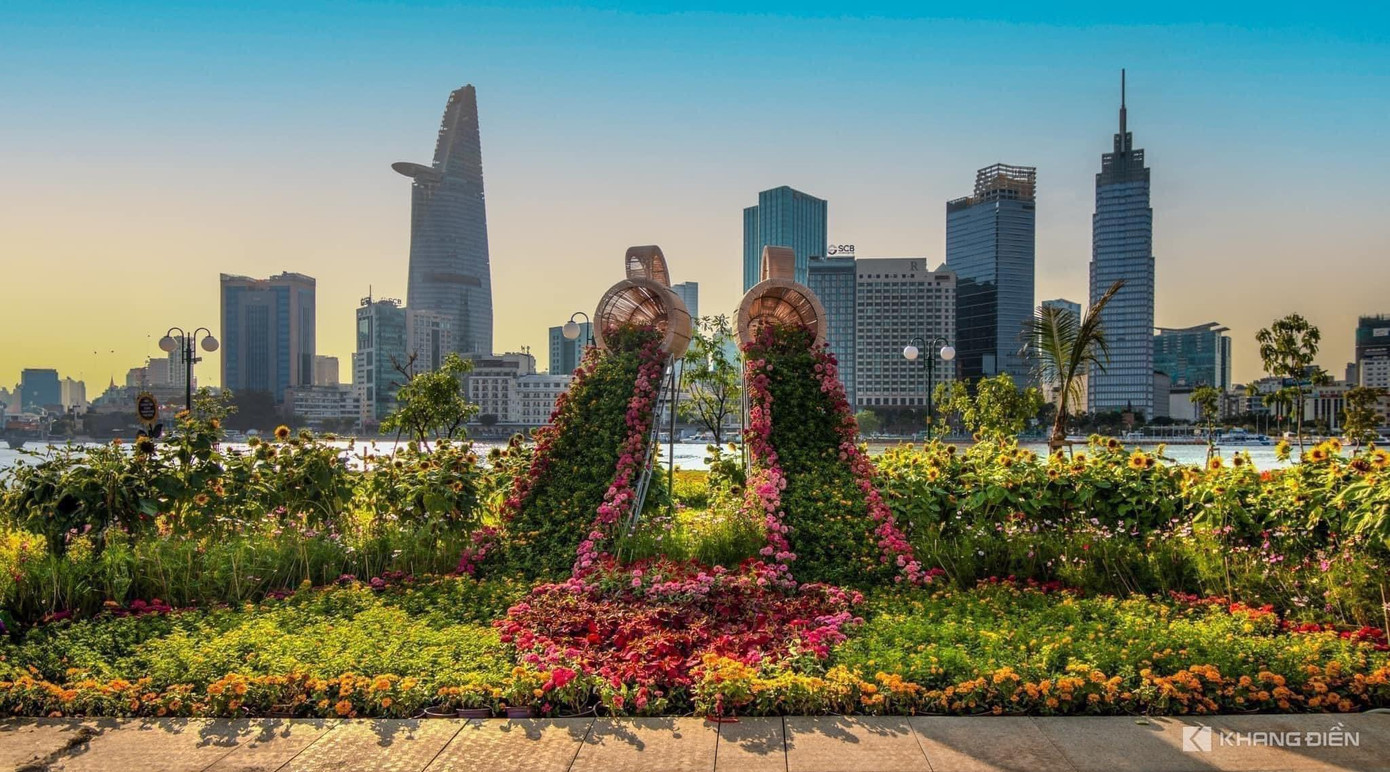 Ngoài ra tại công viên bờ sông Sài Gòn (TP. Thủ Đức, TP. HCM) còn có những điểm nhấn là những tiểu cảnh hoa được thiết kế ấn tượng.