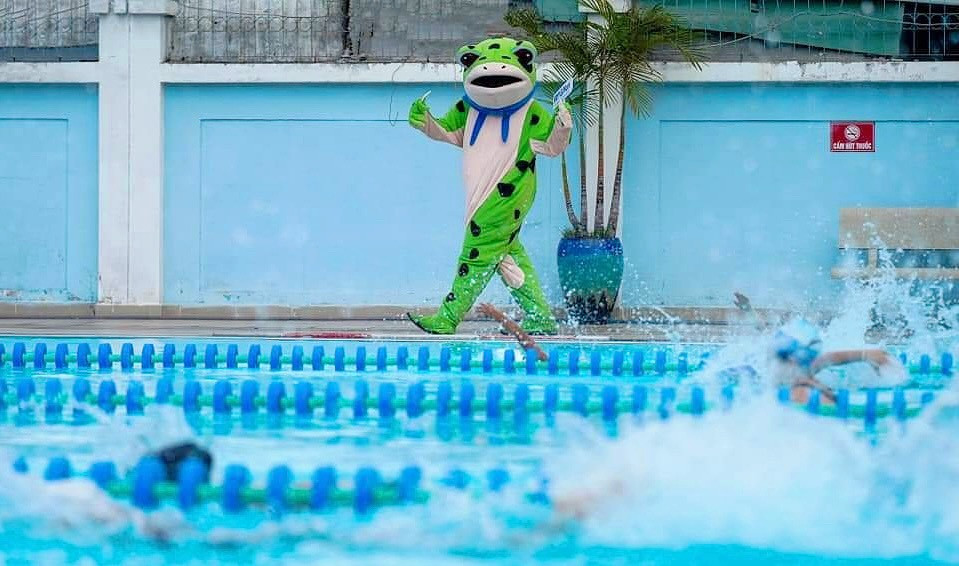 Nhật Thăng hóa thân vào "Chú Ếch Xanh" tham gia các hoạt động phổ cập bơi và chống đuối nước cho trẻ em, diễn ra tại TP. HCM. Nhật Thăng hóa thân vào "Chú Ếch Xanh" tham gia các hoạt động phổ cập bơi và chống đuối nước cho trẻ em, diễn ra tại TP. HCM.