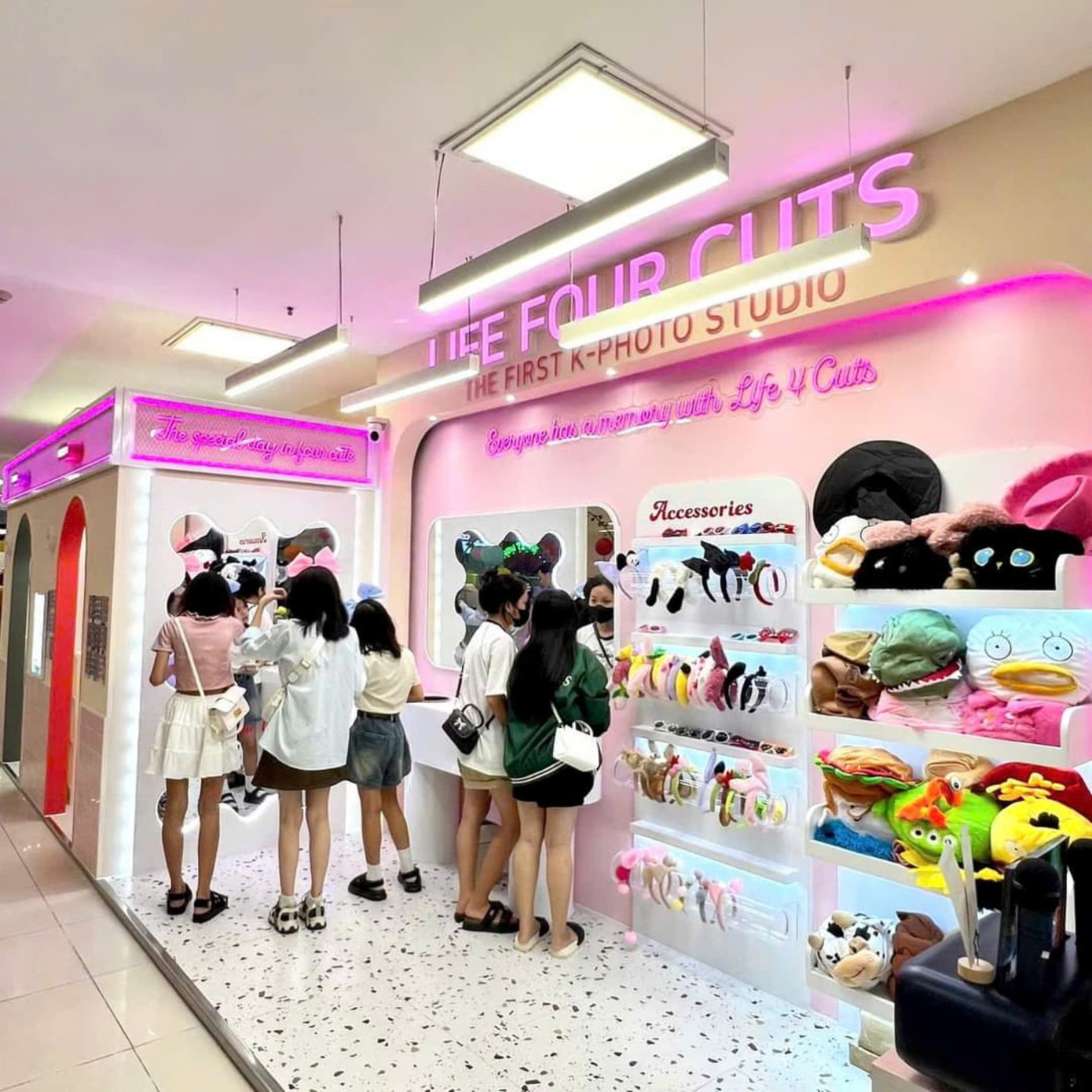 Dễ dàng bắt gặp những photobooth (buồng chụp ảnh) xuất hiện ở các trung tâm thương mại.