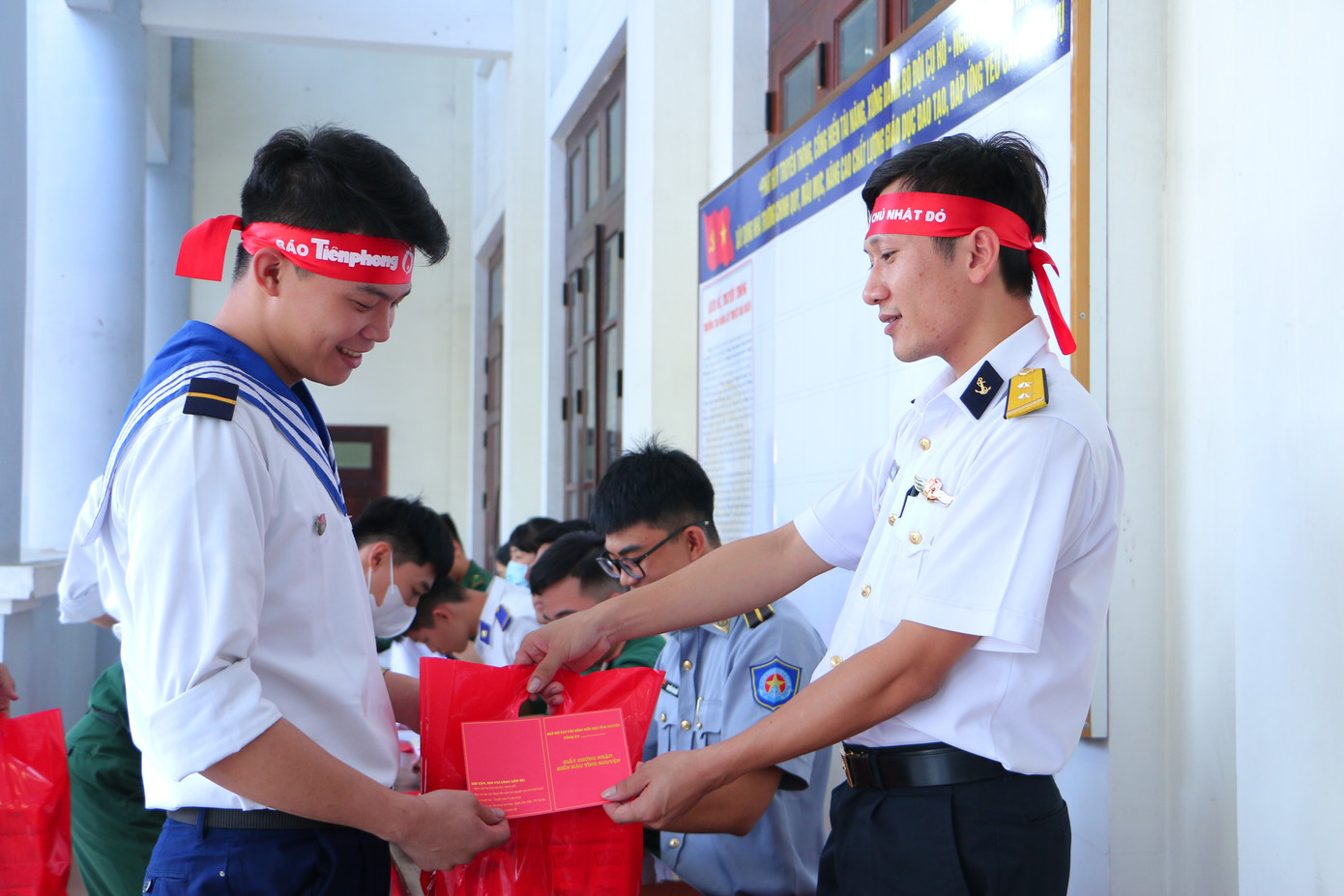 Học viên vui vẻ nhận giấy chứng nhận sau khi hiến máu. Học viên vui vẻ nhận giấy chứng nhận sau khi hiến máu.