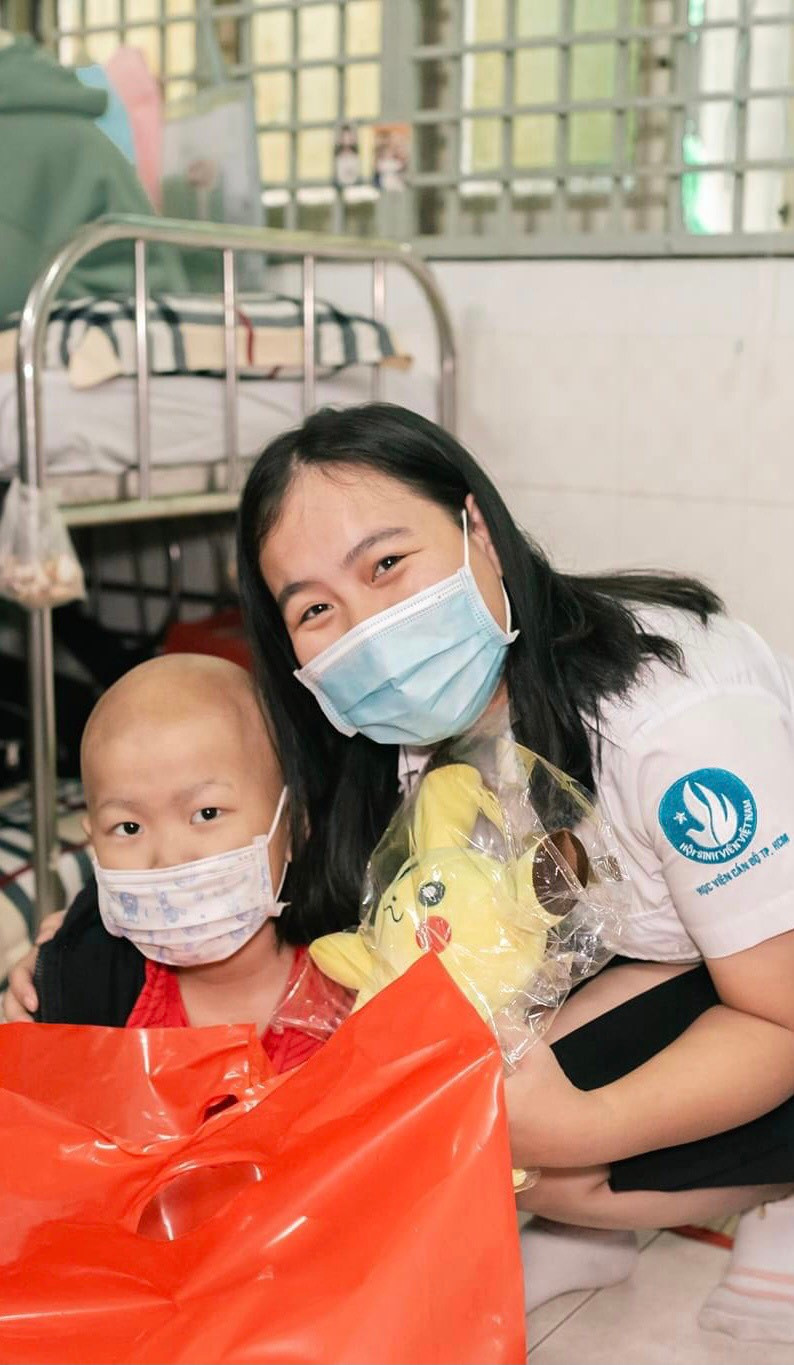 Hải Yến trong một lần thăm và tặng quà cho bệnh nhi. Hải Yến trong một lần thăm và tặng quà cho bệnh nhi.