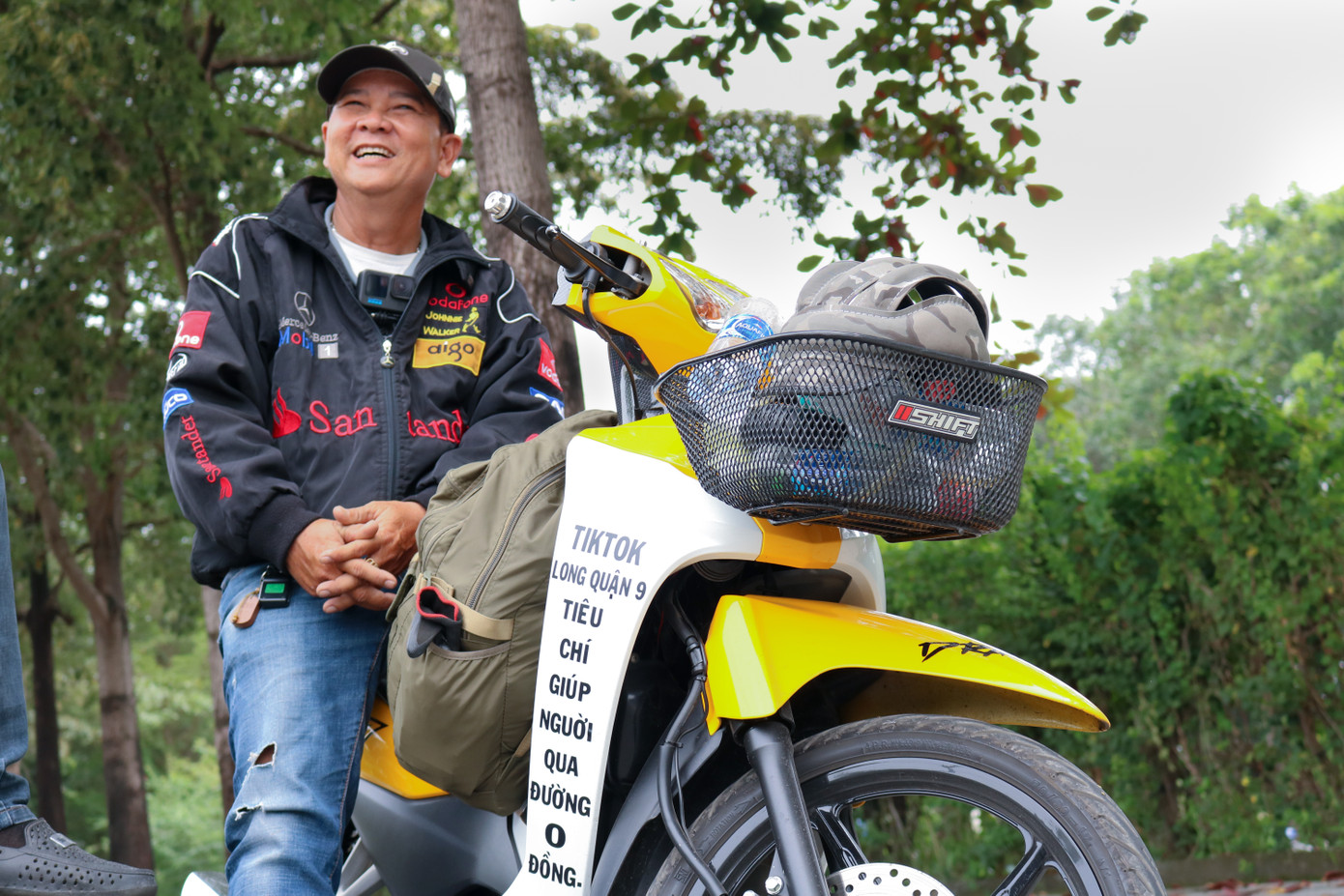 Ông Đỗ Thành Long (sinh năm 1970) vẫn thường được biết đến với cái tên thân thương là “Chú Long quận 9”. "Tôi giúp, tôi cho, tôi không lấy tiền" từ lâu đã trở thành câu cửa miệng của người đàn ông này khi bắt gặp các hoàn cảnh khó khăn hay người đi đường gặp sự cố.