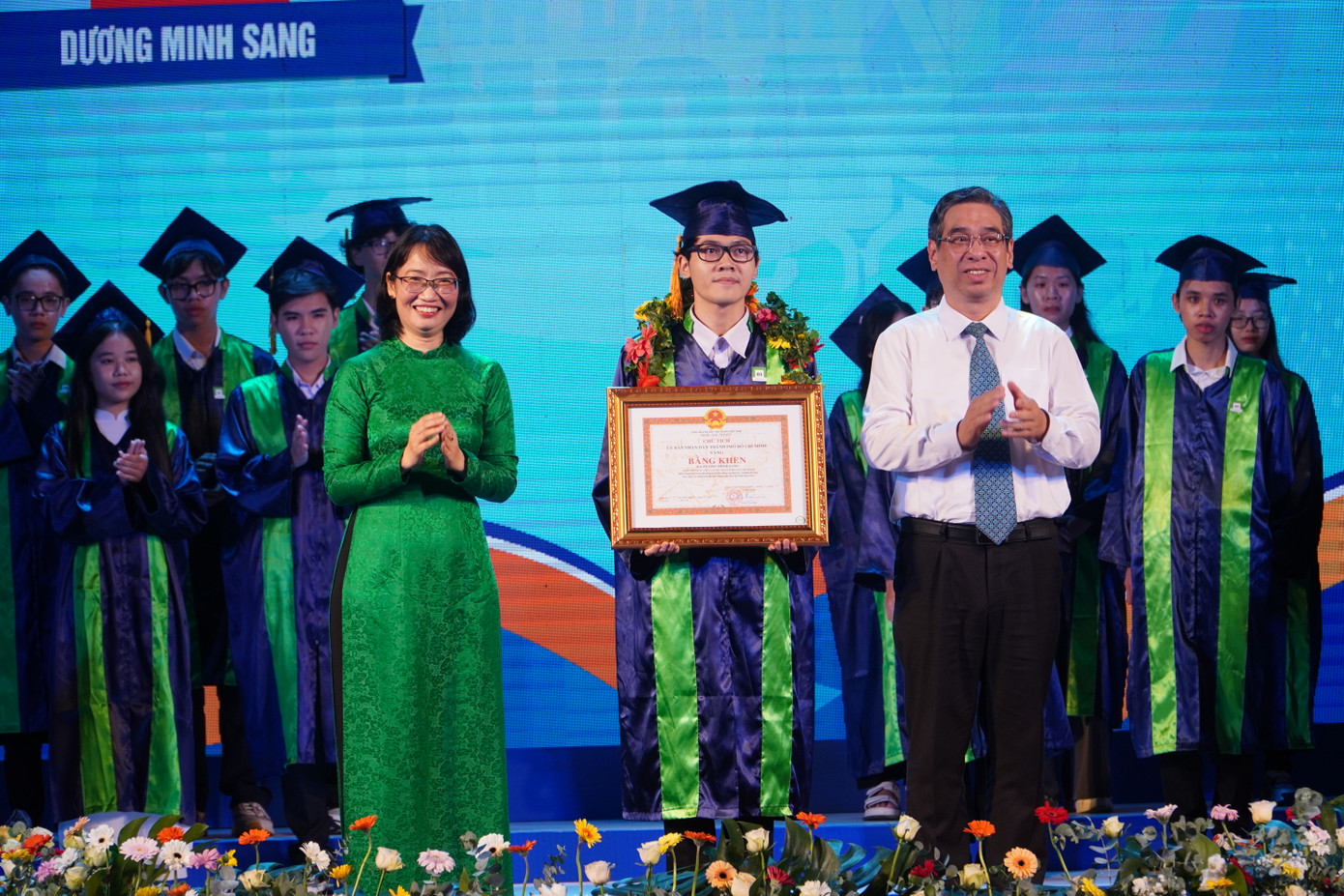 Ông Nguyễn Phước Lộc - Phó Bí thư Thành uỷ, Chủ tịch Uỷ ban MTTQ Việt Nam TP. HCM (phải) và bà Trần Thị Diệu Thúy, Phó Chủ tịch UBND TP. HCM trao Bằng khen cho thủ khoa được vinh danh.