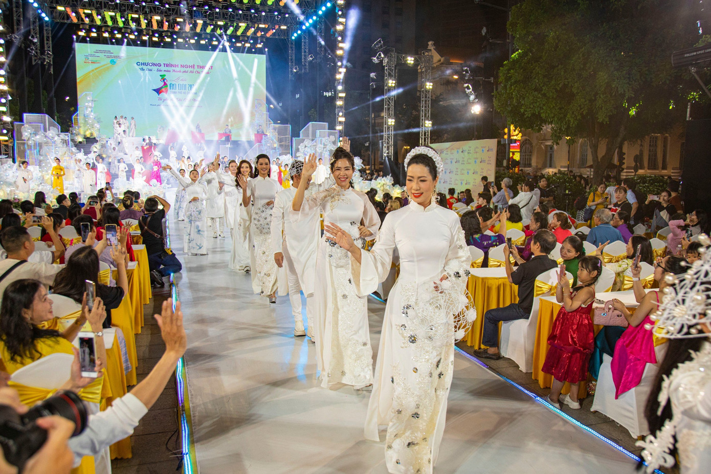 Đặc biệt, hoạt động trình diễn áo dài của các nhà thiết kế trong khuôn khổ Lễ hội Áo dài TP. HCM năm nay còn có sự tham dự của đại sứ áo dài là hoa hậu, văn nghệ sĩ nổi tiếng tham gia như: NSƯT Phi Điểu, NSƯT Trịnh Kim Chi, MC Quỳnh Hoa...