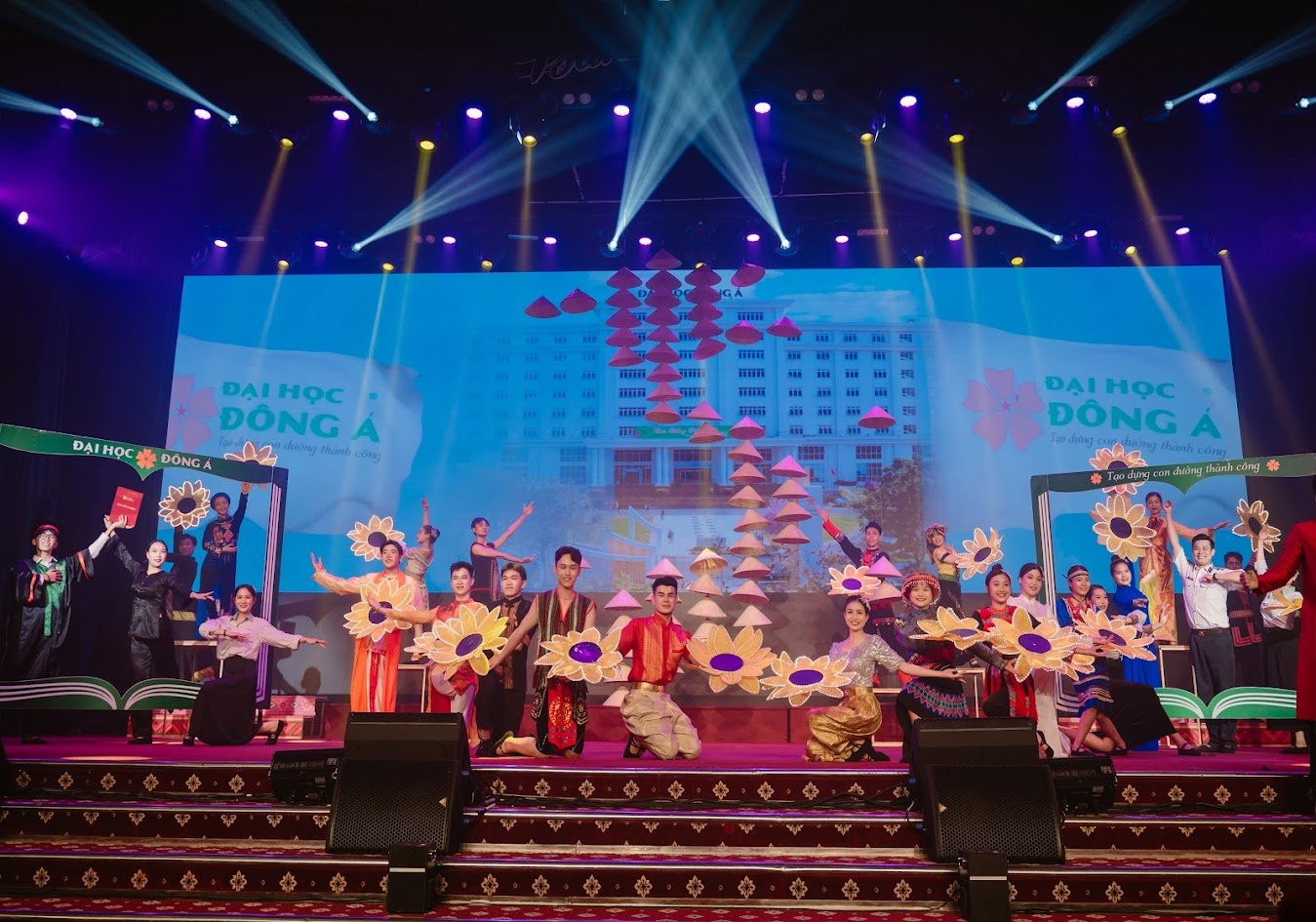 Tiết mục đặc sắc của trường ĐH Đông Á. Tiết mục đặc sắc của trường ĐH Đông Á.