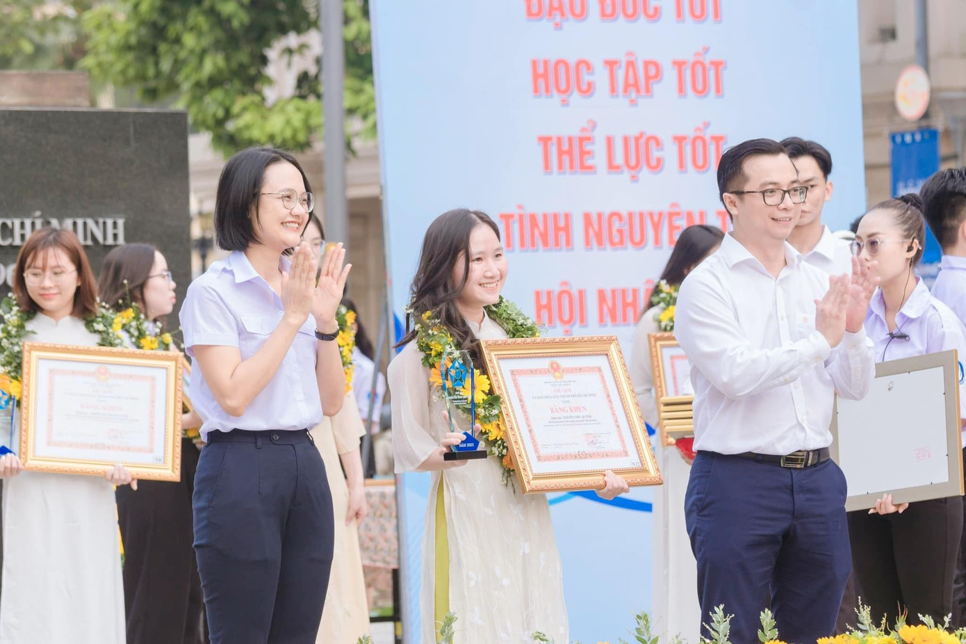 Như Quỳnh (ở giữa) nhận bằng khen của Chủ tịch UBND TP. HCM. (Ảnh: NVCC)