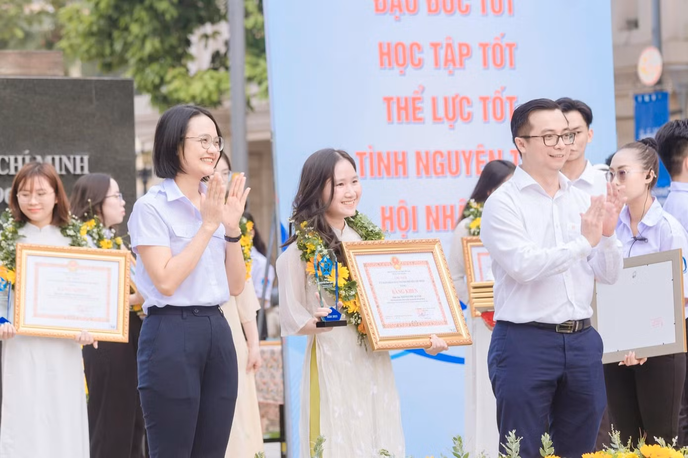 Như Quỳnh (ở giữa) nhận bằng khen của Chủ tịch UBND TP. HCM. (Ảnh: NVCC)