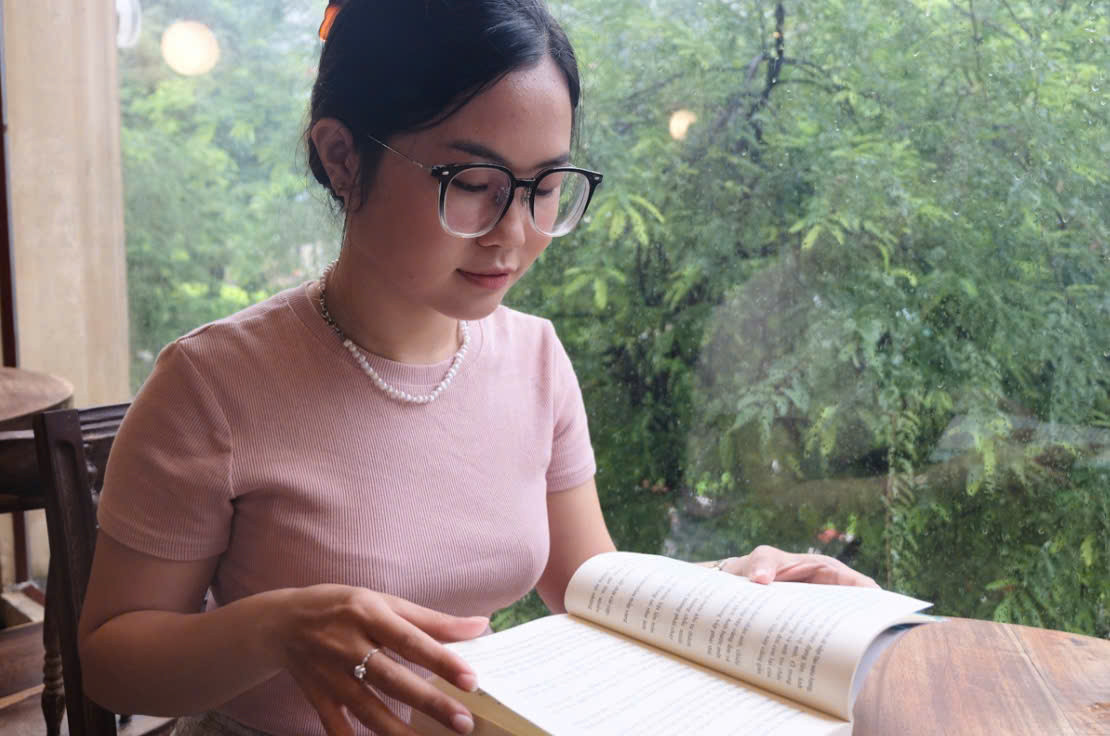 Ngoài những giờ học tập trên lớp, Trà Lam còn dành thêm thời gian để đọc sách, luyện tập tiếng Anh. (Ảnh: Như Quyên)