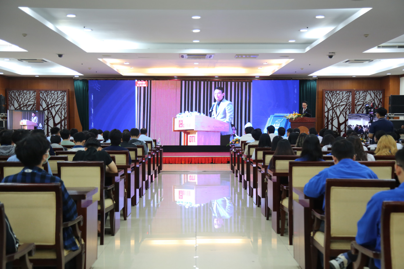 Khung cảnh buổi phát động tại ba đầu cầu: TP. HCM, TP. Hà Nội, TP. Đà Nẵng Khung cảnh buổi phát động tại ba đầu cầu: TP. HCM, TP. Hà Nội, TP. Đà Nẵng