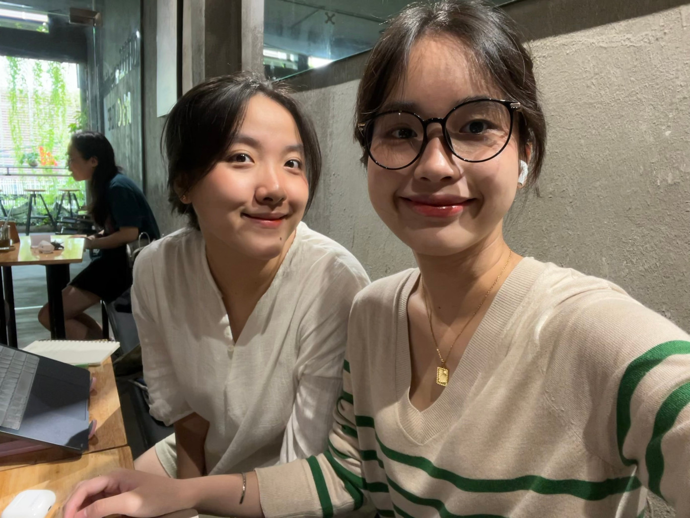 Kiều Trang và Thiên Mai quyết định ở lại TP. HCM vào dịp Lễ 30/4 vì không tìm được vé giá rẻ.