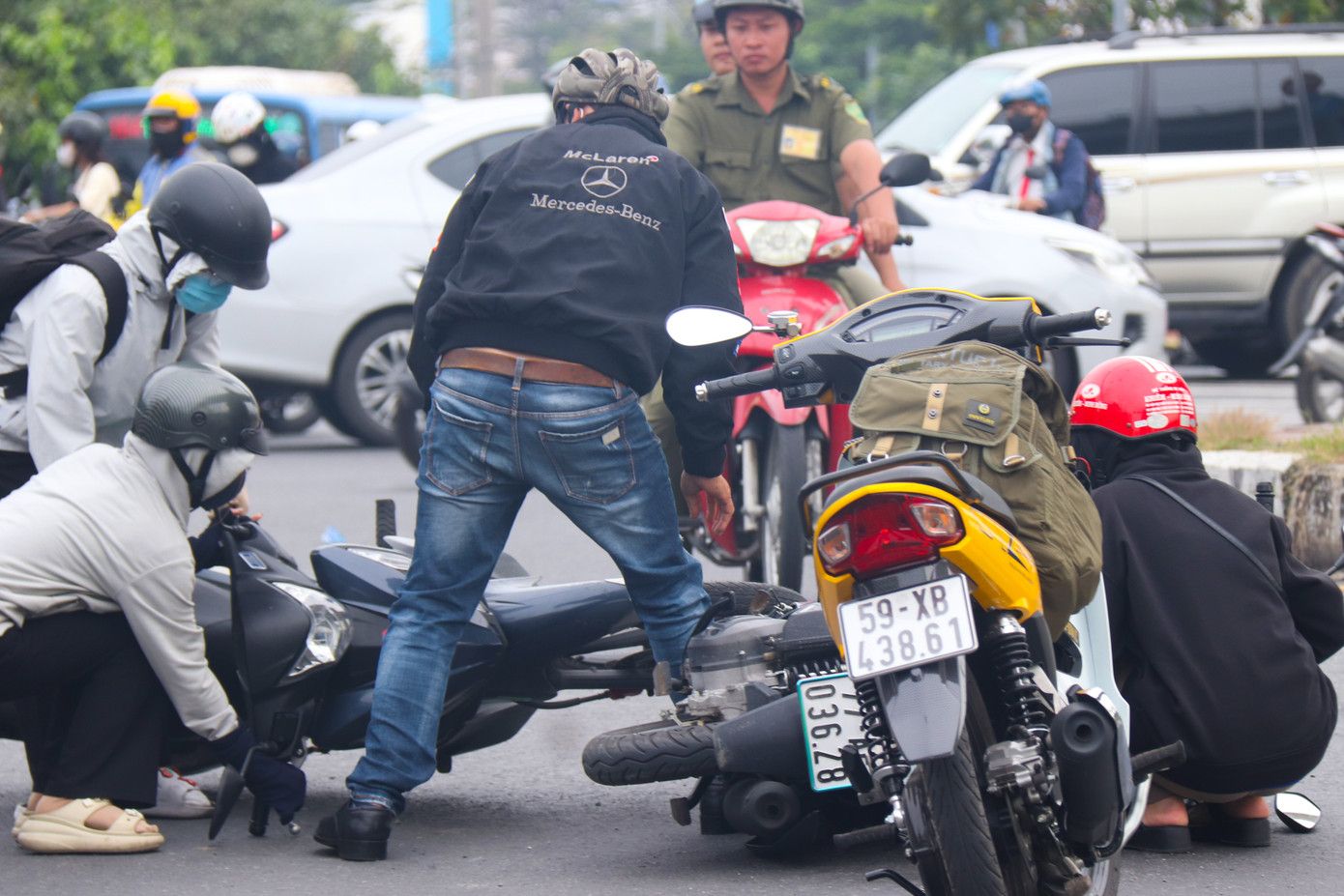 Rẽ vào ngã tư Thủ Đức, ông bắt gặp một vụ va chạm của 2 bạn nữ sinh. Ông vừa giúp hai bạn dắt xe vào lề, vừa luôn miệng hỏi han xem 2 bạn có chấn thương gì không. Gần ngã ba Nguyễn Văn Tăng - đường số 17, ông gặp một trường hợp xe chết máy. Ông chủ động hỏi ngay để kịp thời giúp đỡ.