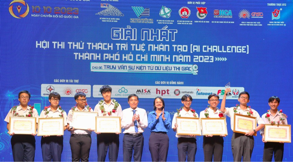 Khắc Triệu (thứ ba, từ trái sang) tại buổi trao giải thưởng “Kỳ thi Thử thách Trí tuệ nhân tạo (AI - Challenge) TP. HCM, 2023" (Bảng B). (Ảnh: NVCC) Khắc Triệu (thứ ba, từ trái sang) tại buổi trao giải thưởng “Kỳ thi Thử thách Trí tuệ nhân tạo (AI - Challenge) TP. HCM, 2023" (Bảng B). (Ảnh: NVCC)
