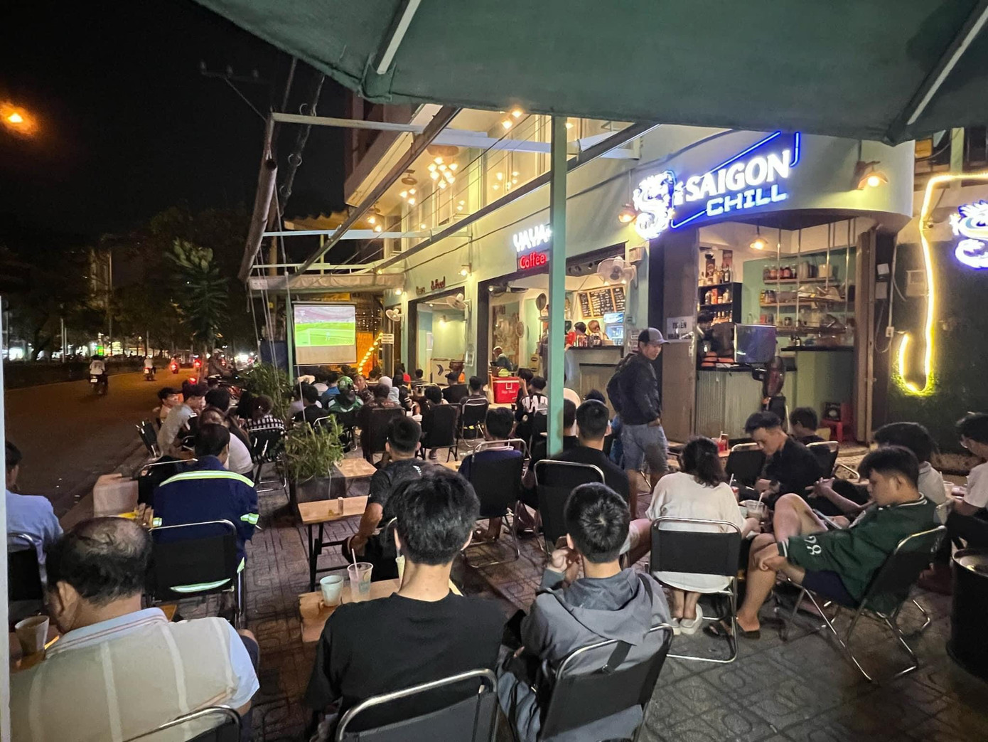 Các quán cà phê vỉa hè luôn có đông các bạn trẻ xem các trận của Giải vô địch bóng đá châu Âu 2024. Các quán cà phê vỉa hè luôn có đông các bạn trẻ xem các trận của Giải vô địch bóng đá châu Âu 2024.