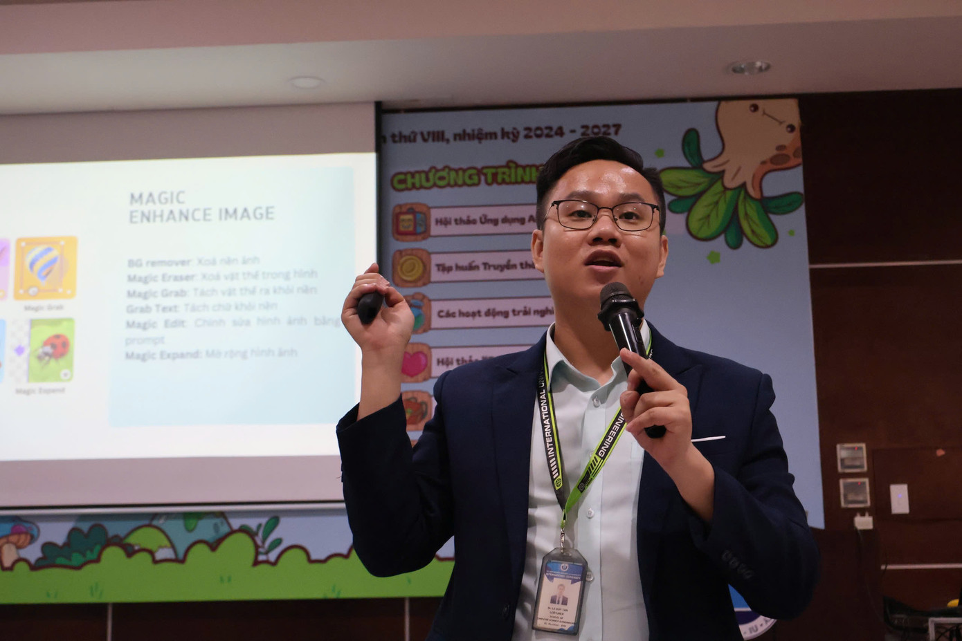 TS Lê Duy Tân chia sẻ với sinh viên trong buổi workshop.