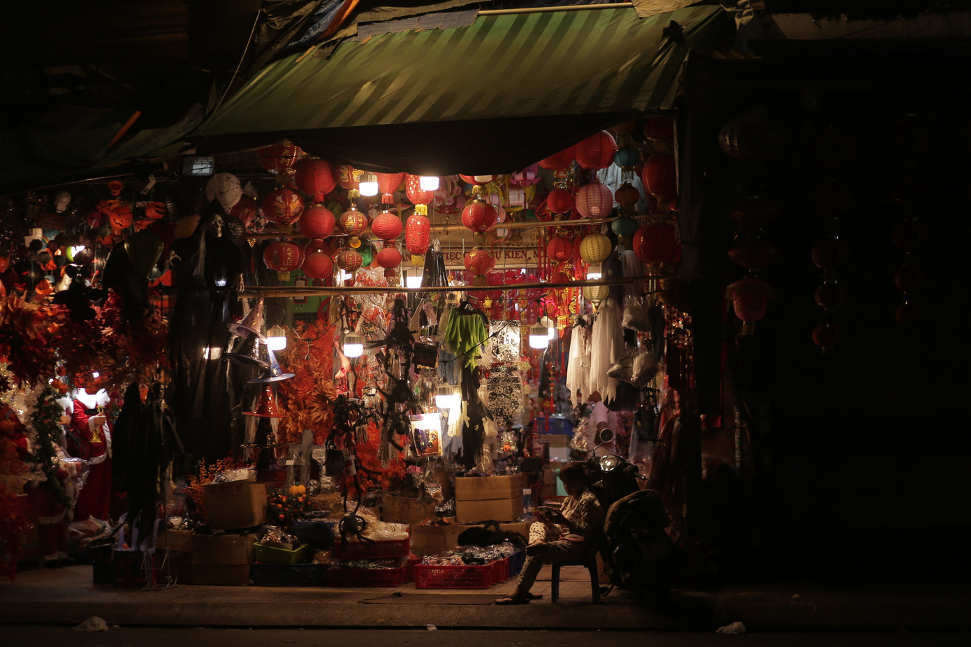 Một cửa hàng bán đồ trang trí Halloween ở đường Hải Thượng Lãn Ông (Q. 5).