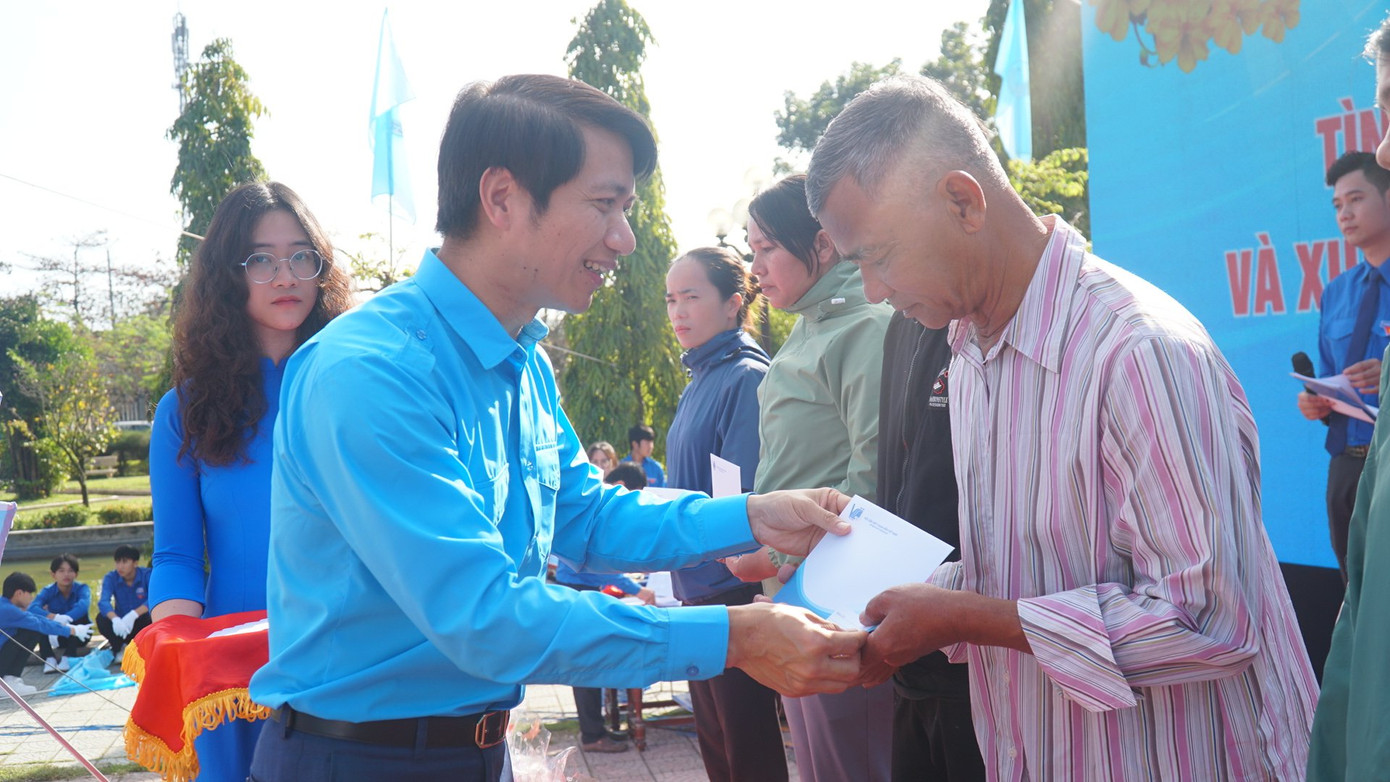 Anh Nguyễn Ngọc Lương - Bí thư thường trực T.Ư Đoàn đồng hành với hoạt động chăm lo cho người dân khó khăn của Trung tâm.