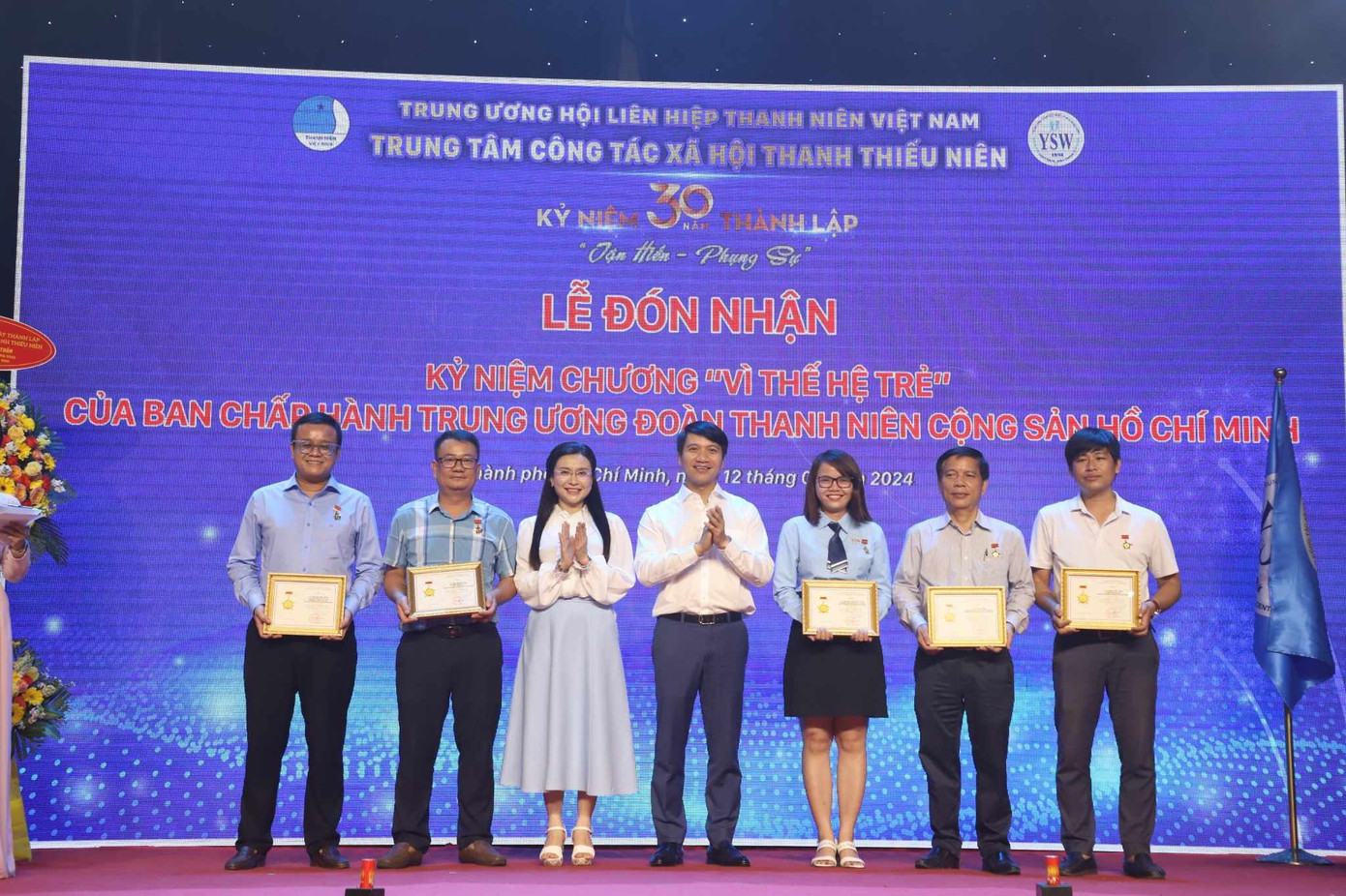 Dịp này, T.Ư Đoàn trao tặng Kỷ niệm chương “Vì thế hệ trẻ” cho các cá nhân. Dịp này, T.Ư Đoàn trao tặng Kỷ niệm chương “Vì thế hệ trẻ” cho các cá nhân.