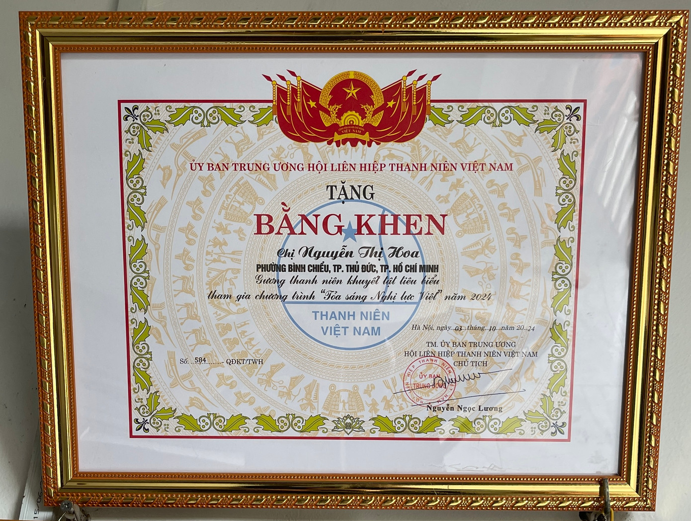 Những bằng khen lại tiếp thêm tinh thần cho chị Hoa trên con đường theo đuổi nghệ thuật. Những bằng khen lại tiếp thêm tinh thần cho chị Hoa trên con đường theo đuổi nghệ thuật.