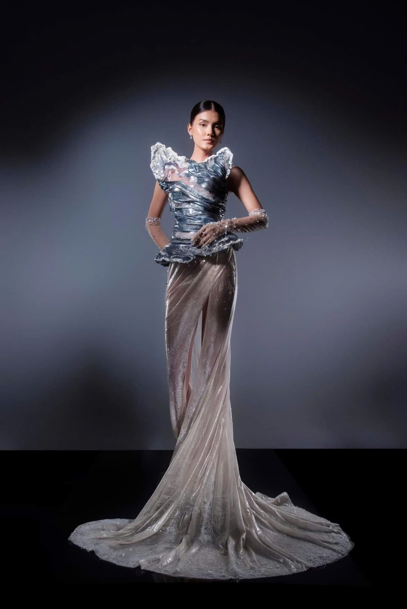 Thiết kế khó nhất và mang linh hồn của bộ sưu tập. Thiết kế khó nhất và mang linh hồn của bộ sưu tập.