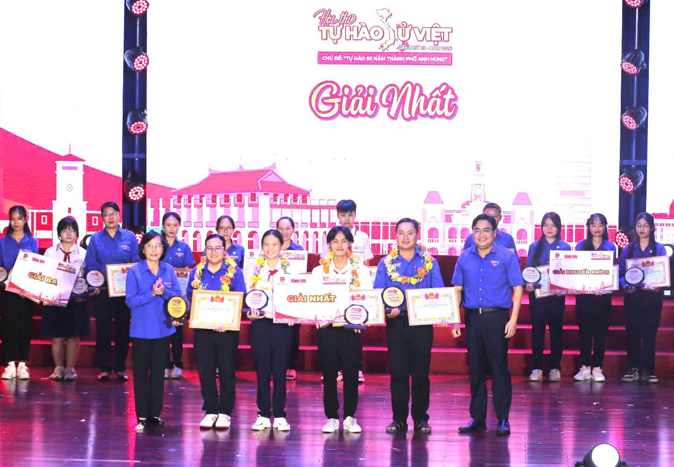 Ban Tổ chức trao giải Nhất cho nhóm dự thi. Ban Tổ chức trao giải Nhất cho nhóm dự thi.