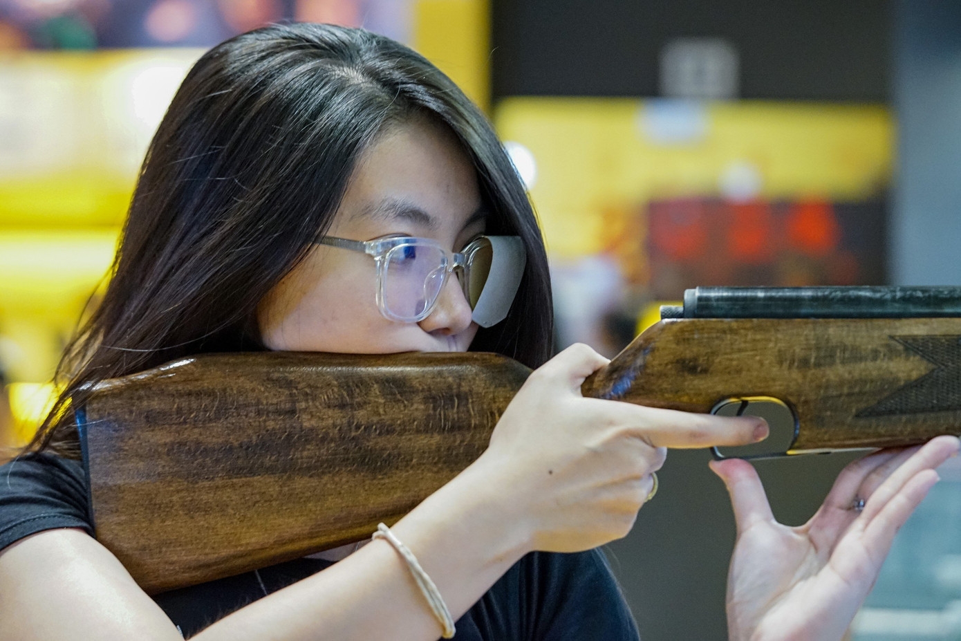 Bắn súng hơi là môn thể thao mà người chơi dùng một khẩu súng bắn đạn chì, loại 4,5 mm, vào các tấm bia làm từ giấy bìa cứng bằng áp lực nén khí. Nếu bắn càng gần tâm thì số điểm người chơi đạt được càng cao.