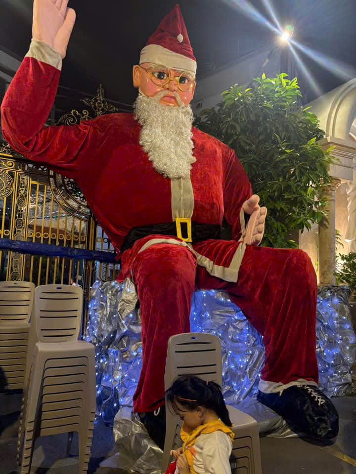 Ông già Noel “khổng lồ” đã có mặt tại các khu xóm, hẻm tại Q. Tân Bình.
