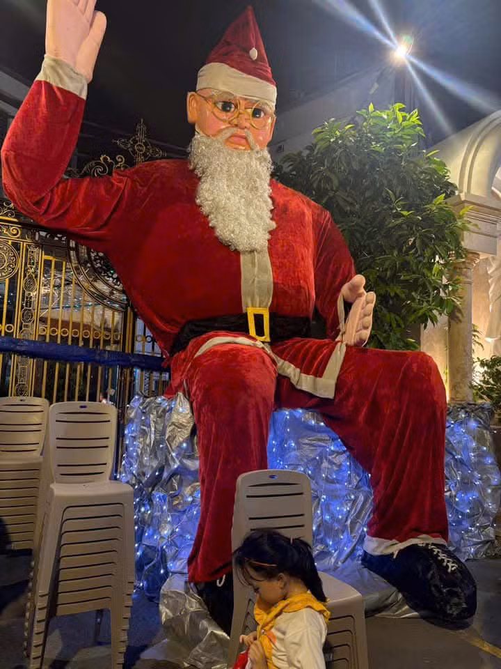 Ông già Noel “khổng lồ” đã có mặt tại các khu xóm, hẻm tại Q. Tân Bình.